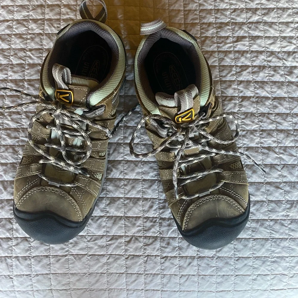 Keen hiking shoes in Tan and Black
